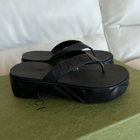 NEW GUCCI  Rubber Chevron Logo Embossed L Thong Platform Sandals Sz 40 Black - Picture 3 of 7